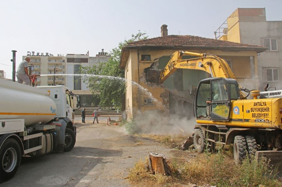 BALBEY’DE METRUK BİNA YIKILDI