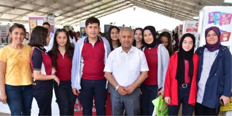 ZEYBEK BAŞKAN 4. KİTAP FUARINI ZİYARET ETTİ