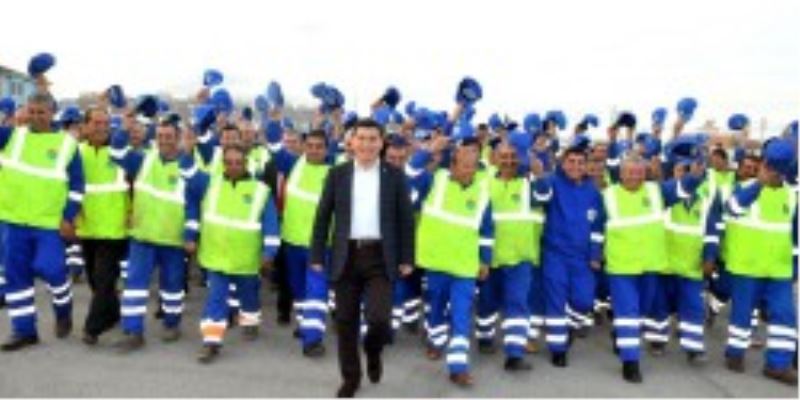 Tütüncü’den belediye işçilerine bayram ikramiyesi