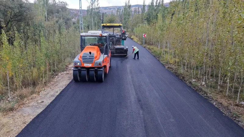 Çağlayancerit Kırsalında 2,5 Kilometrelik Yol Sıcak Asfaltla Yenileniyor
