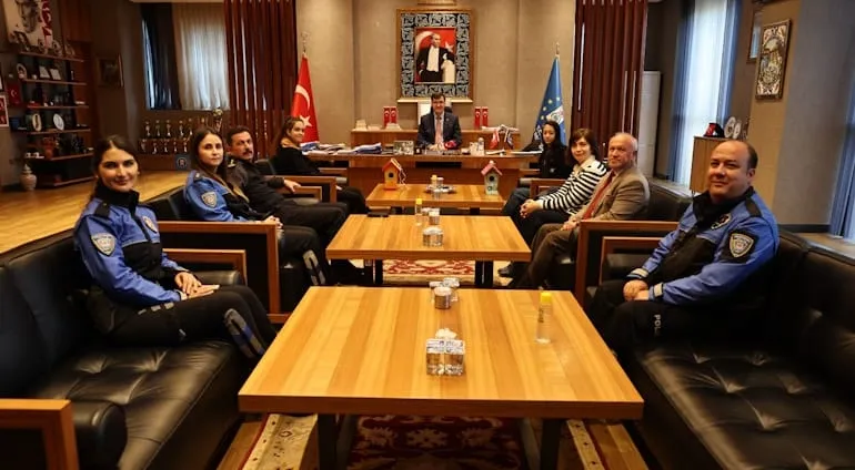 Özel Eğitim Öğrencileri El Yapımı Kuş Evlerini Belediye Başkanı