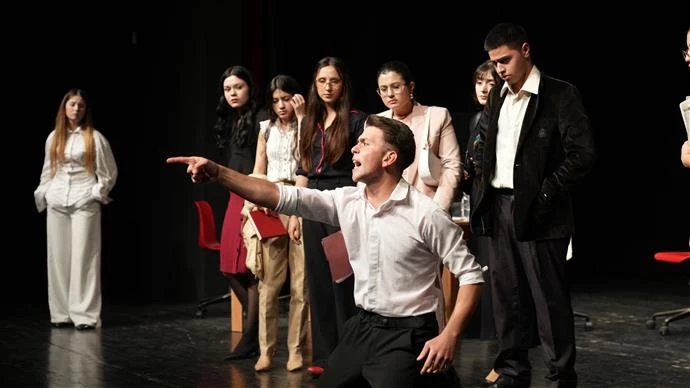 LİSELERARASI TİYATRO FESTİVALİ’NDE “JÜRİ” AYAKTA ALKIŞLANDI