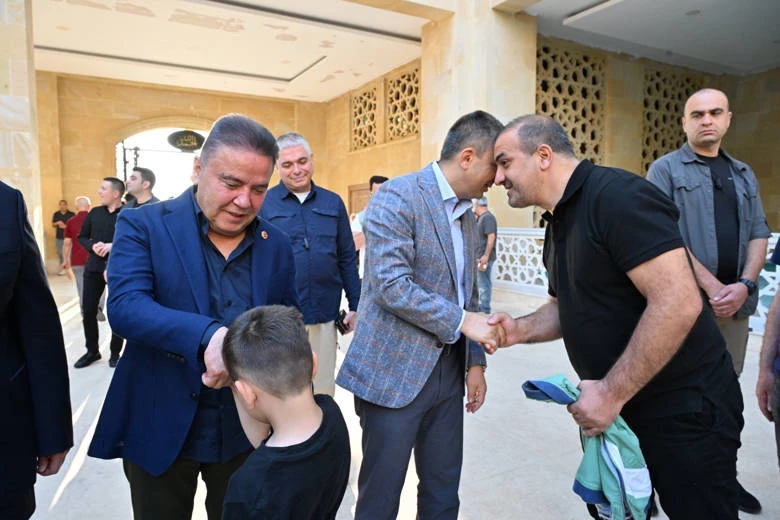 Başkan Muhittin Böcek protokol ve vatandaşla bayramlaştı