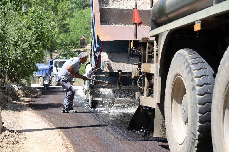 Kaş Beldibi ve Sütleğen Grup Yolu asfaltlanıyor