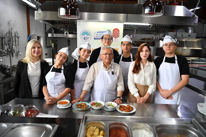Başkan Büyükkılıç, “Atıksız Katık” Projesi Kapsamında Gençlerle Mutfakta Çorba Pişirdi