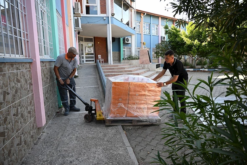 Kırtasiye malzemelerinin dağıtımı devam ediyor